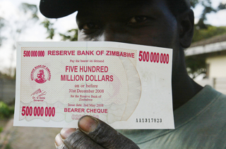 ジンバブエで発行された5億ジンバブエ・ドル札。価値は200円ほど。現在は発行されていない【2008年5月撮影】